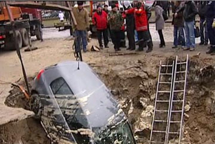 В Киеве машина утонула в огромной луже