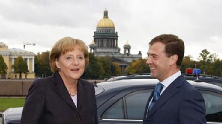 СМИ: Медведев обсудит с Меркель украинскую ГТС