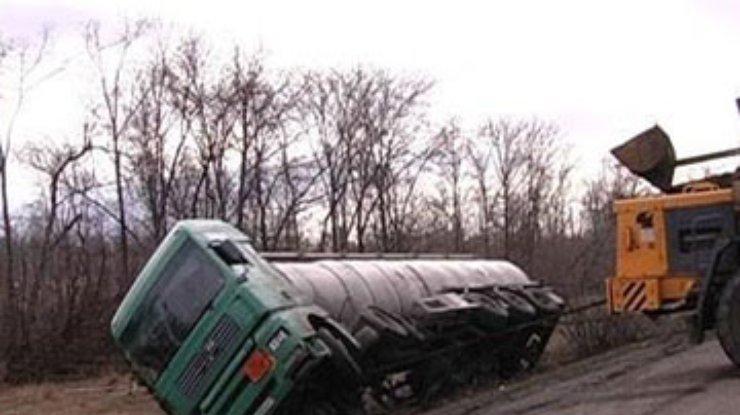 В Луганской области перевернулась автоцистерна с бензином