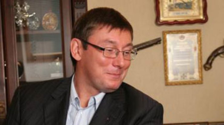 Луценко обвинил жену в частом нарушении ПДД