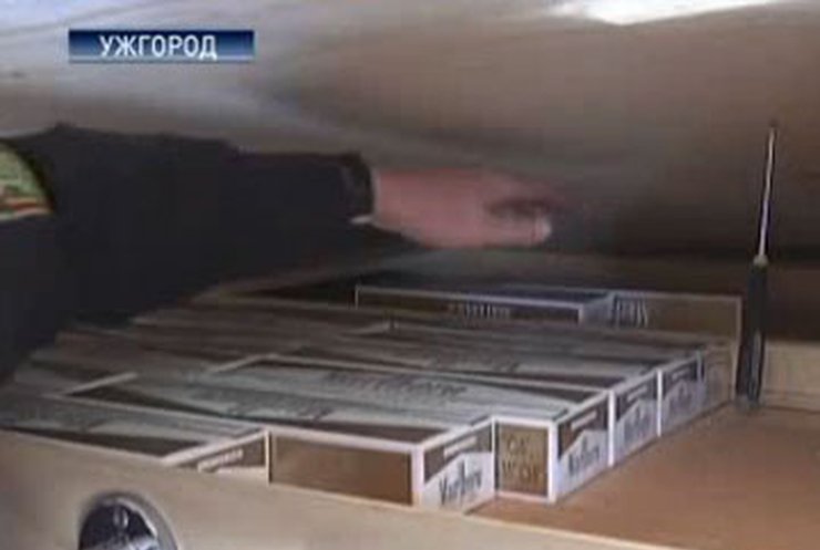 Швед пытался вывезти из Украины 700 блоков сигарет