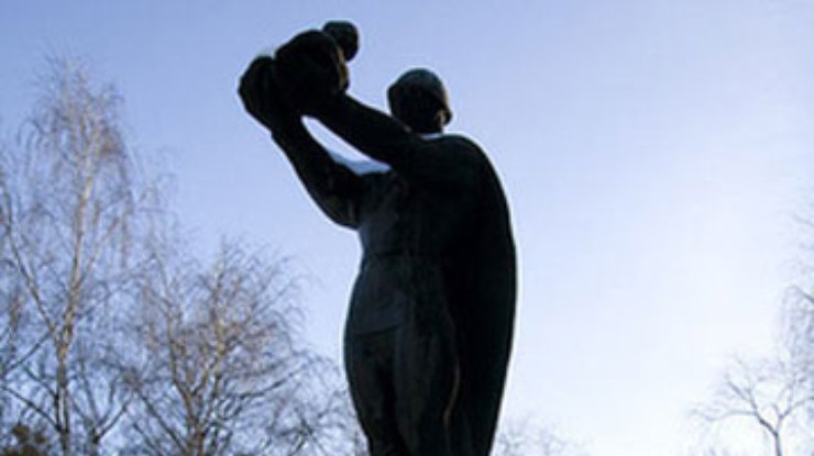 На Львовщине демонтируют памятник советскому воину-освободителю