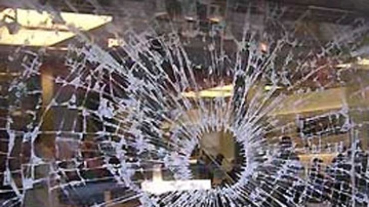 На работе у Ющенко побили стекла