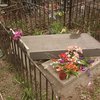 В Киеве на кладбище на пенсионеров упал памятник