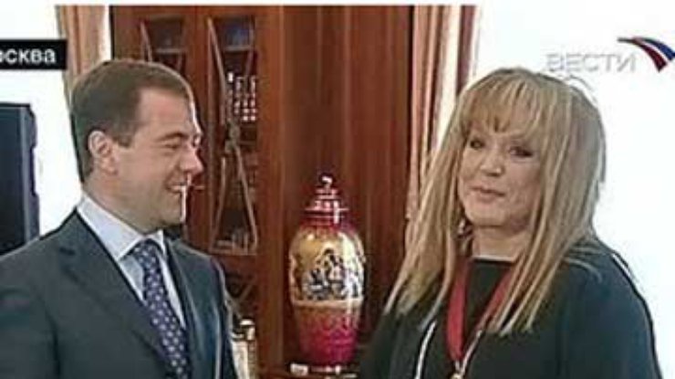 Медведев вручил Пугачевой орден "За заслуги перед отечеством"