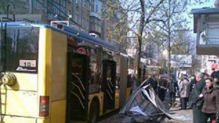 В Киеве троллейбус сбил насмерть мужчину на тротуаре
