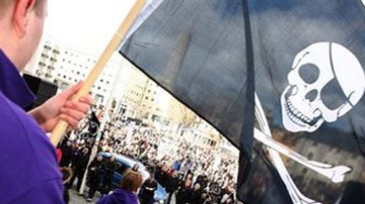Шведы вышли на улицы, защищая торрент-трекер Pirate Bay