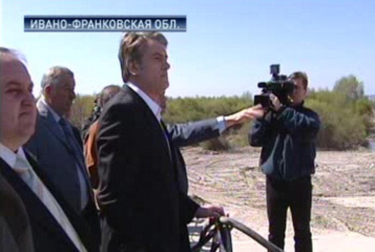 Ющенко требует ликвидации последствий наводнения