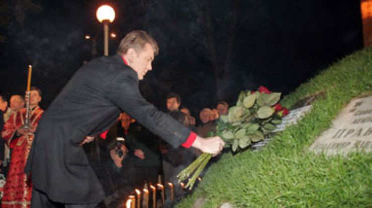 Ющенко возложил цветы к мемориалу "Героям Чернобыля"