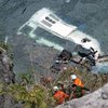 В Индии переполненный автобус упал в реку