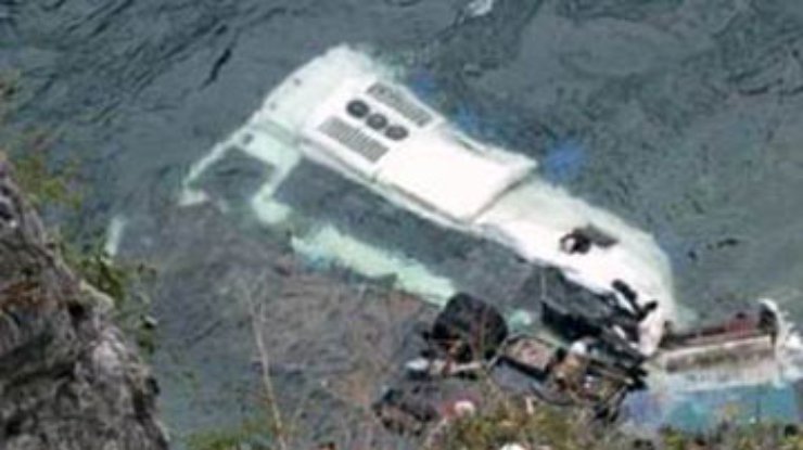 В Индии переполненный автобус упал в реку