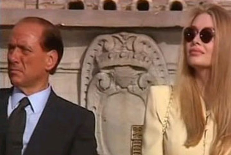 Берлускони требует от жены извинений