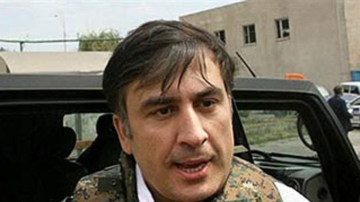 Саакашвили ввел режим ЧП во всех военных частях Грузии