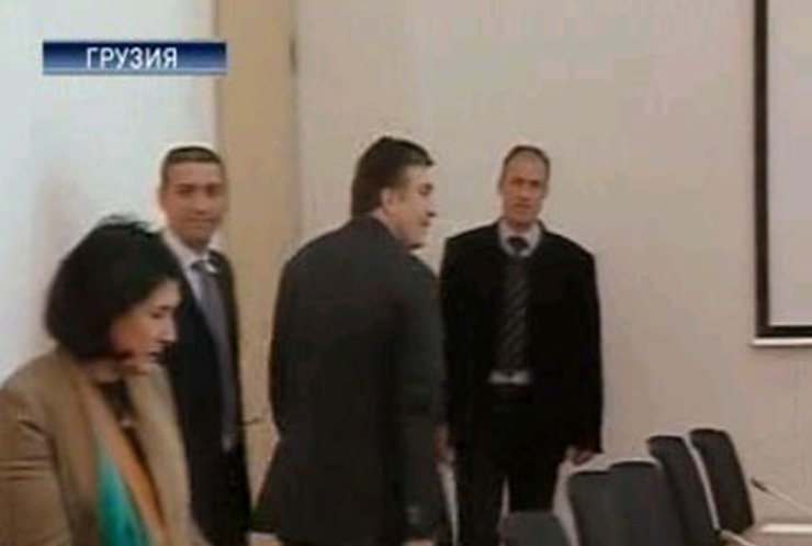 Саакашвили и оппозиция встречались, но ни о чем не договорились