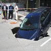 Автомобиль провалился под асфальт в Одессе