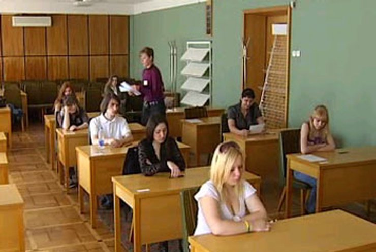 Выпускники школ сдали украинский язык и литературу