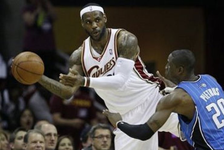 НБА: Трипл-дабл Леброна сохранил шансы "Кливленда" на финал