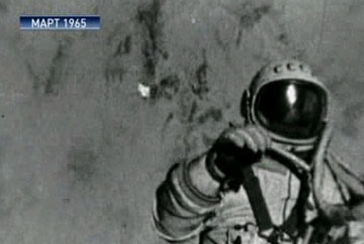 Покорителю открытого космоса Алексею Леонову - 75!