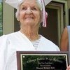 Бабушка 54 внуков получила аттестат об окончании школы в 90 лет