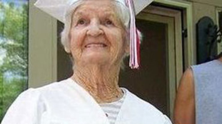Бабушка 54 внуков получила аттестат об окончании школы в 90 лет