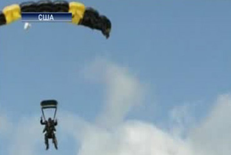 Джордж Буш-старший прыгнул с парашютом