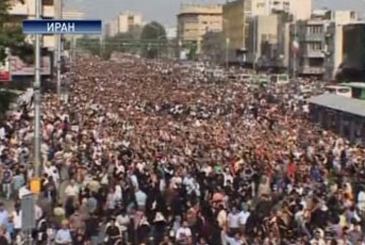 На улицы Тегерана вышли сотни тысяч протестующих