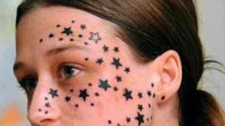Девушке вытатуировали на лице 56 звезд вместо трех