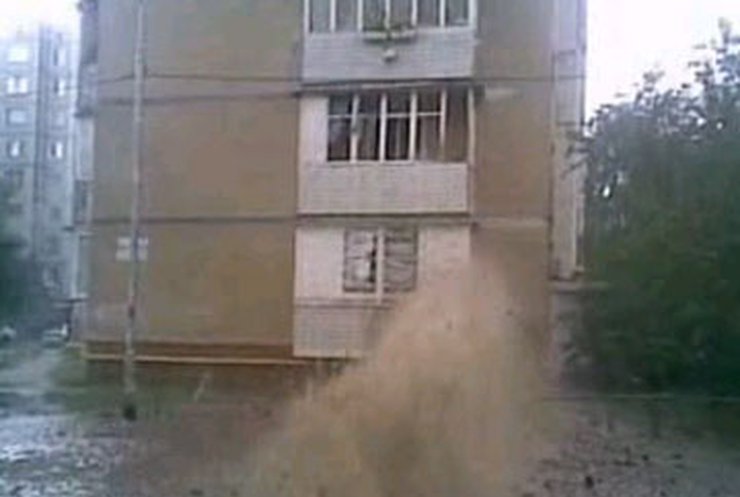 На Троещине "открылся" гейзер