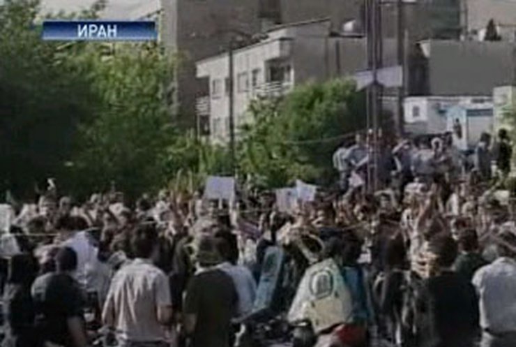 Лидер иранской оппозиции собрал траурный митинг