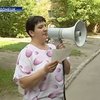 В Донецке коммунальщики борются с должниками... тараканами