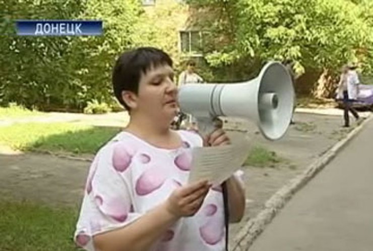 В Донецке коммунальщики борются с должниками... тараканами