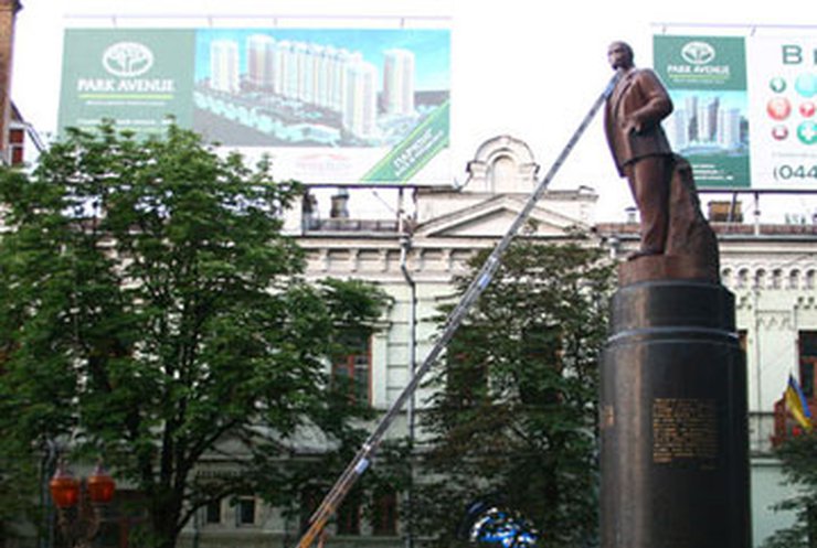 В центре Киева изуродовали памятник Ленину