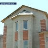 Многодетной семье дали дом на болоте