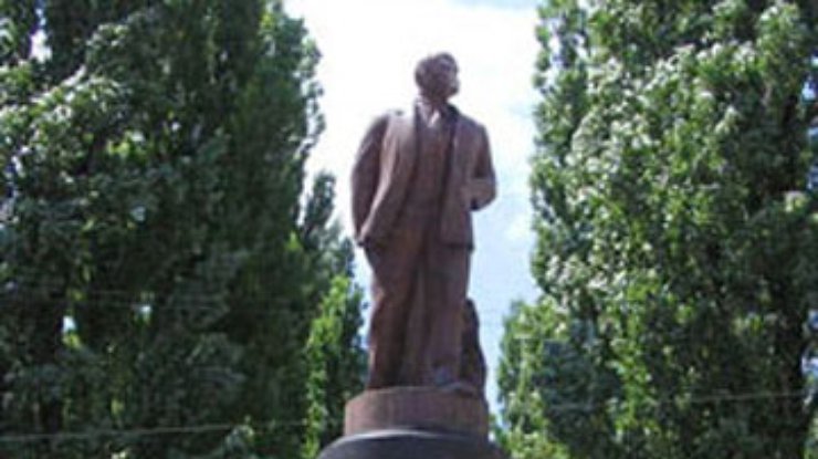 Поврежденный памятник Ленину в Киеве демонтируют