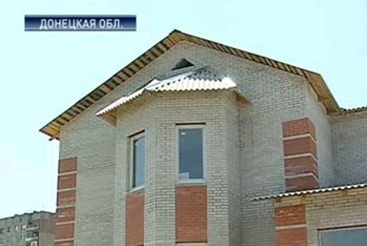Многодетной семье дали дом на болоте