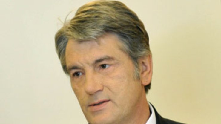 Ющенко просит Тимошенко решить проблему задолженности по зарплатам