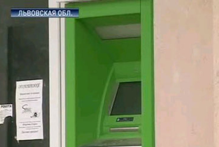 Во Львовской области средь бела дня ограбили банкомат