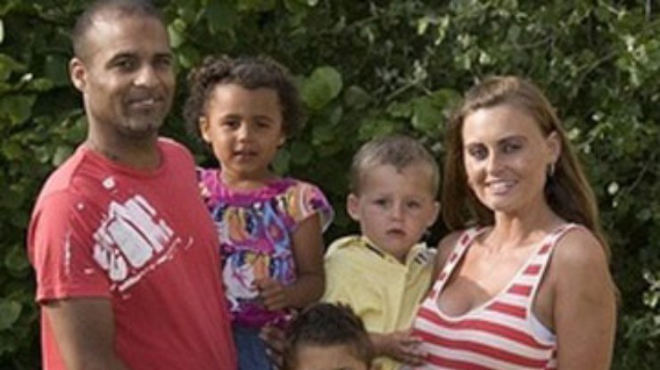 В британской семье растут трое детей с разным цветом кожи