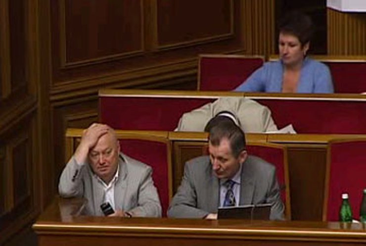 Депутаты не смогли договориться о повышении зарплат и пенсий
