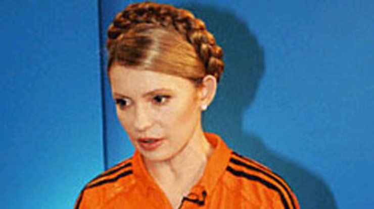 Тимошенко тренируется для участия в футбольном матче с правительством Польши
