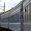 В Крыму неизвестные забросали камнями поезд, пострадала девушка