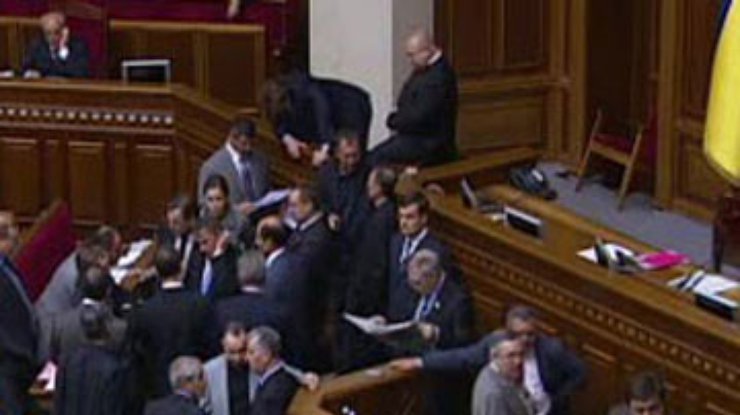 Регионалы и бютовцы подрались возле президиума ВР