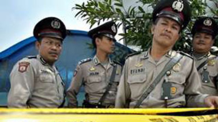 В столице Индонезии прогремели три взрыва, есть жертвы
