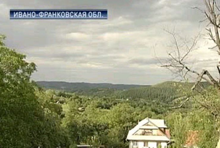 Оползни угрожают жилым домам в Ивано-Франковской области
