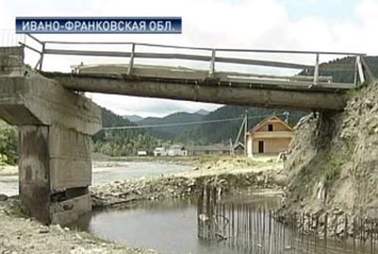 Спустя год после потопа не могут восстановить мосты