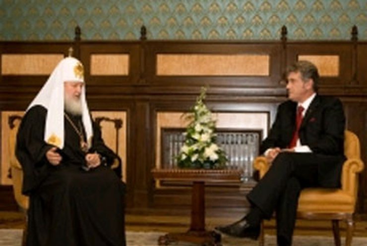 Ющенко и патриарх Кирилл возложили цветы к Мемориалу жертвам Голодомора