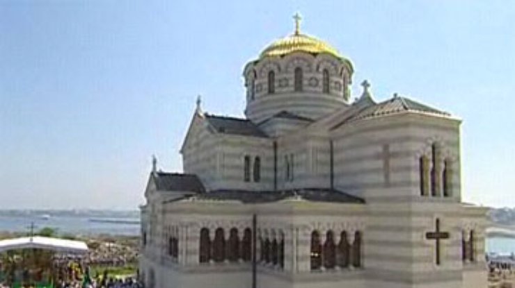 Тысячи людей собрались на литургию в Херсонесе