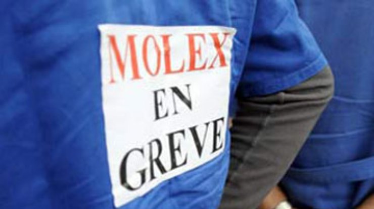 Французские рабочие избили директора за закрытие завода