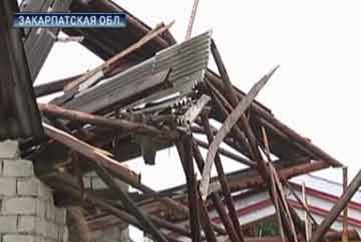 В Закарпатье ураган оставил без крыши над головой сотни семей