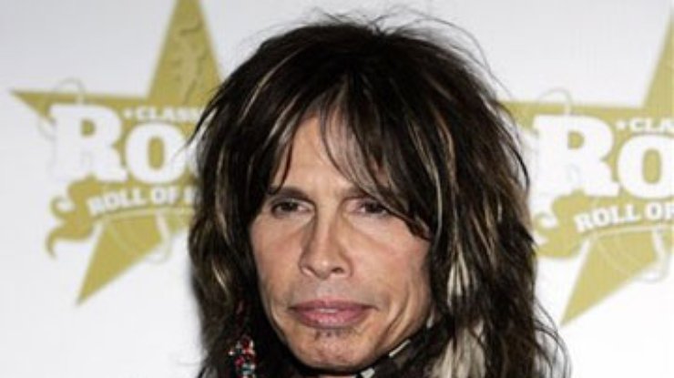 Солист Aerosmith упал со сцены и сломал плечо